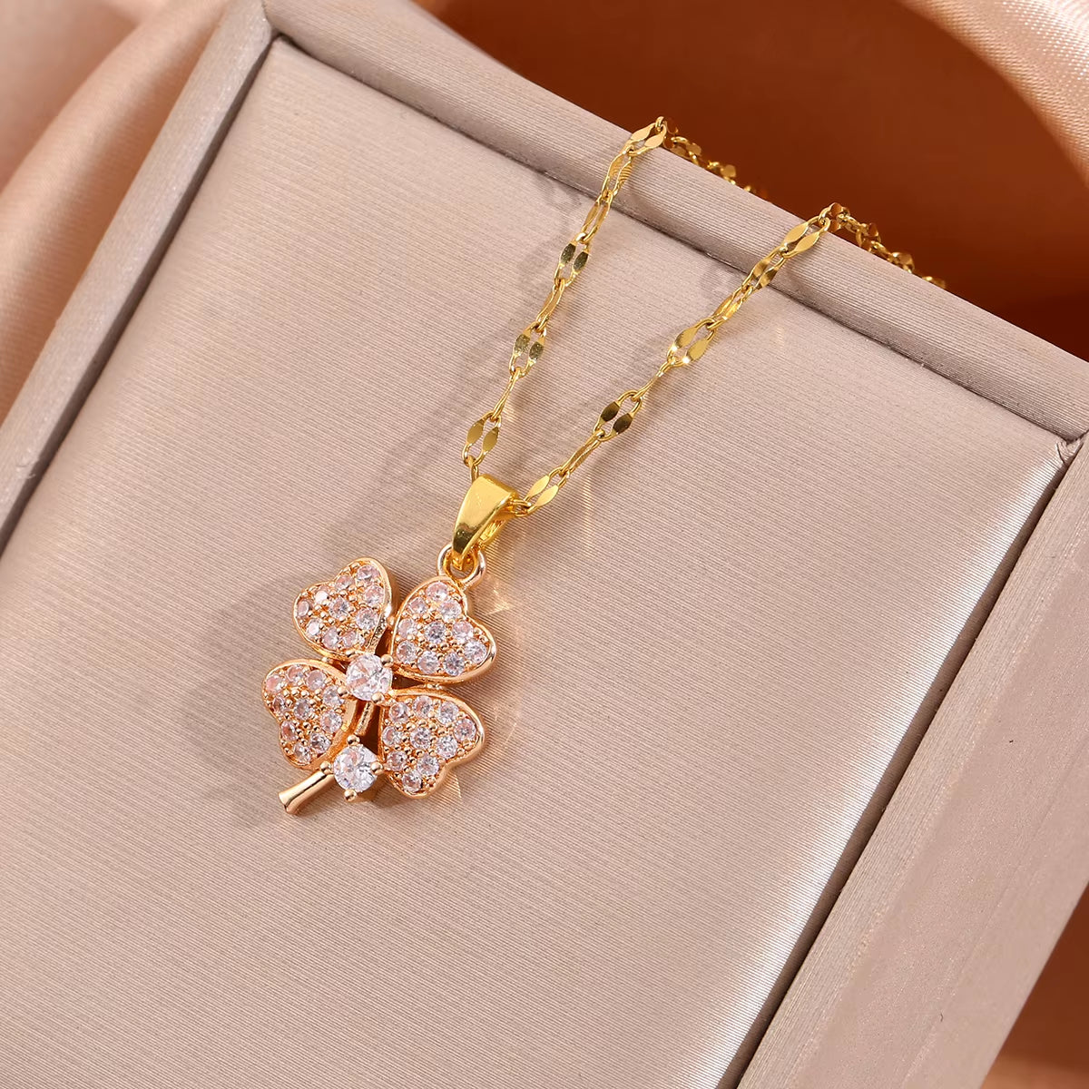 Charming Rose Love Heart & Four-Leaf Clover Pendant Necklace - A Romantic Lucky Amulet for Women