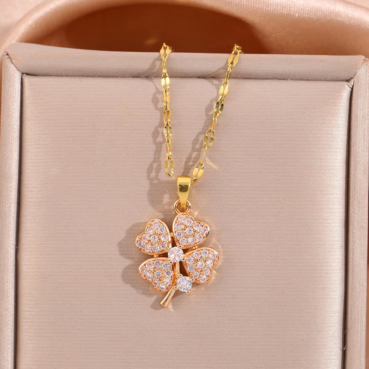 Charming Rose Love Heart & Four-Leaf Clover Pendant Necklace - A Romantic Lucky Amulet for Women